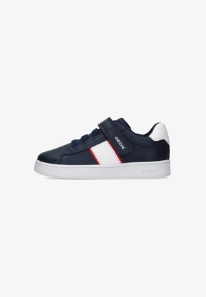 Sneaker in pelle navy con strisce bianche e rosse, fascia in Velcro e lacci navy. Presenta una suola in gomma bianca embossata con "GEOX."