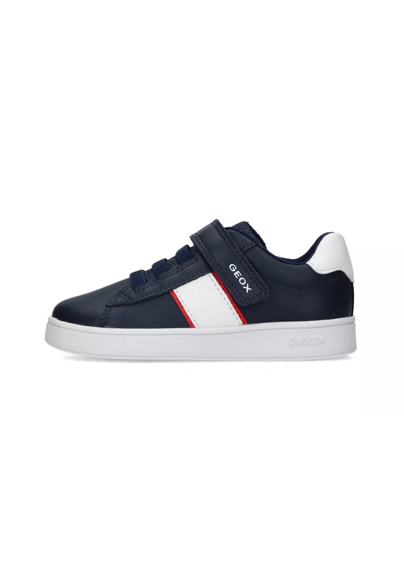 Sneaker in pelle navy con strisce bianche e rosse, fascia in Velcro e lacci navy. Presenta una suola in gomma bianca embossata con "GEOX."