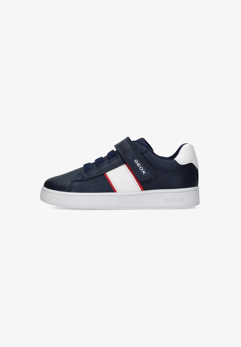Sneaker in pelle navy con strisce bianche e rosse, fascia in Velcro e lacci navy. Presenta una suola in gomma bianca embossata con "GEOX."
