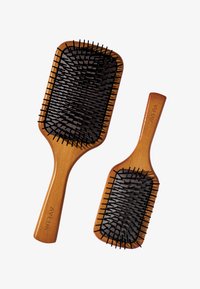 Kaksi Avedan puisen kahvan hiusharjaa. Suurempi on suorakaiteen muotoinen, pienempi neliömäinen. Molemmissa on mustat harjakset.