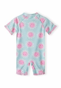 Maillot de bain à manches courtes bleu clair avec des fleurs souriantes roses et des pétales blancs. Présente des bords à volants aux poignets et à l'ourlet. Fabriqué en tissu extensible.