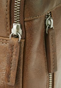 LUCLEON CALIFORNIA - Skuldertasker - tan