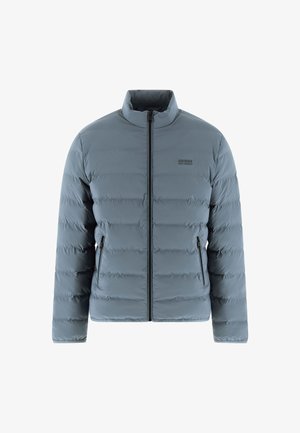 Szara puchowa kurtka z wysokim kołnierzem, zamkiem błyskawicznym i dwoma bocznymi kieszeniami. Posiada poziome przeszycia i małe logo na piersi.