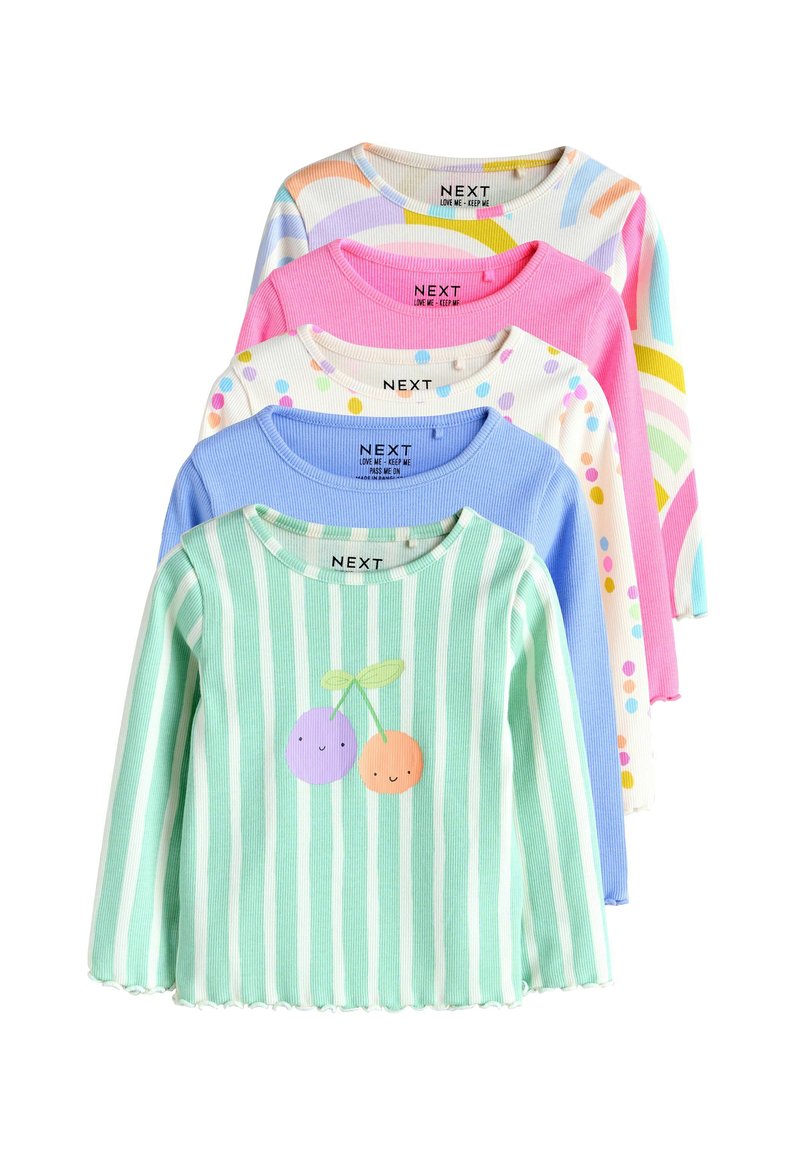 Fem langærmede børnetoppe i pastelfarver med mønstre: striber med kirsebær, ensfarvet blå, polkaprikker, ensfarvet lyserød og abstrakte former.