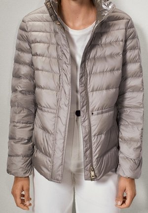 Graue Stepp-Steppjacke mit horizontalem Steppmuster, leichtem Material, vorne mit Reißverschluss und hohem Kragen.