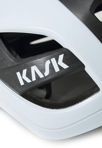 Casque de vélo KASK avec un extérieur bleu clair brillant, des accents noirs, un design épuré et un logo visible sur le côté.