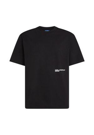 Fekete pamut póló, kerek nyakkal, rövid ujjakkal, fehér logóval a bal alsó elején.