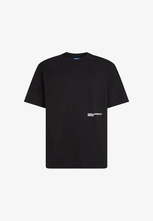 Čierne bavlnené tričko s okrúhlym výstrihom, krátkymi rukávmi a bielym logom vytlačeným na dolnej prednej ľavej strane.