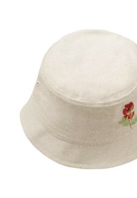 Kapelusz typu bucket wykonany z kremowej tkaniny o teksturowanej powierzchni, ozdobiony czerwonymi i zielonymi haftowanymi kwiatowymi akcentami.