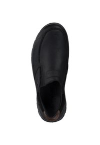 Czarne skórzane buty wsuwane z teksturowaną powierzchnią, zaokrąglonym noskiem, elastycznymi bocznymi panelami i brązowym akcentem na pięcie. Podeszwa antypoślizgowa.