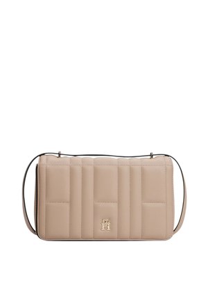 Borsa a tracolla rettangolare trapuntata beige con tracolla sottile e piccolo emblema logo dorato al centro anteriore.