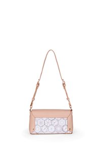 Borsa a tracolla in pelle color pesca con una parte anteriore a motivo geometrico, tracolla regolabile e dettagli metallici. Texture liscia con un design piegato.