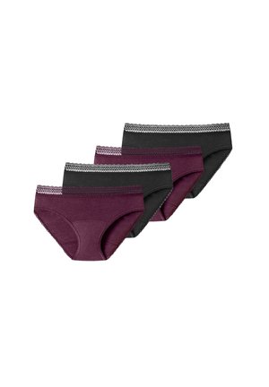 Vier paren damesondergoed in donkere kleuren, met een eenvoudig ontwerp en met kantafwerking bij de taille. Twee zijn diep paars, twee zijn zwart.