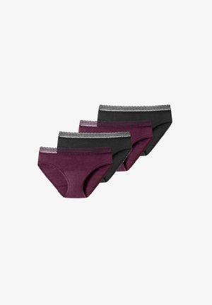 Vier paren damesondergoed in donkere kleuren, met een eenvoudig ontwerp en met kantafwerking bij de taille. Twee zijn diep paars, twee zijn zwart.