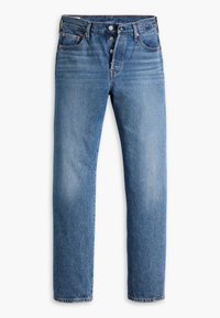 Jeans de color azul claro hechos de denim, con un diseño de pierna recta, cinco bolsillos y un cierre de botón. Ligeramente desgastados con un acabado texturizado.