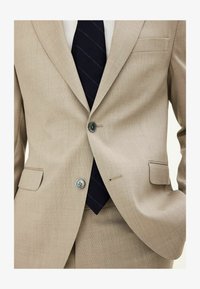 Sélectionné, nubuck beige