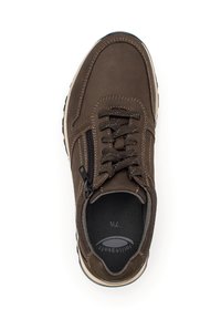 Chaussure en cuir marron avec une finition texturée, à lacets et détail de fermeture éclair sur le côté, semelle intérieure rembourrée et semelle en caoutchouc robuste.
