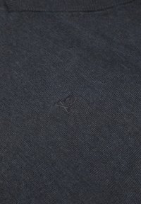 Dunkelblauer Strickpullover mit einem dezenten strukturierten Muster. Verfügt über ein kleines gesticktes Totenkopf-Logo auf der linken Vorderseite.