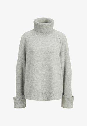 Pull en tricot gris clair avec un col roulé côtelé haut et des poignets côtelés. Il présente un tricot doux et texturé ainsi qu'une coupe décontractée.
