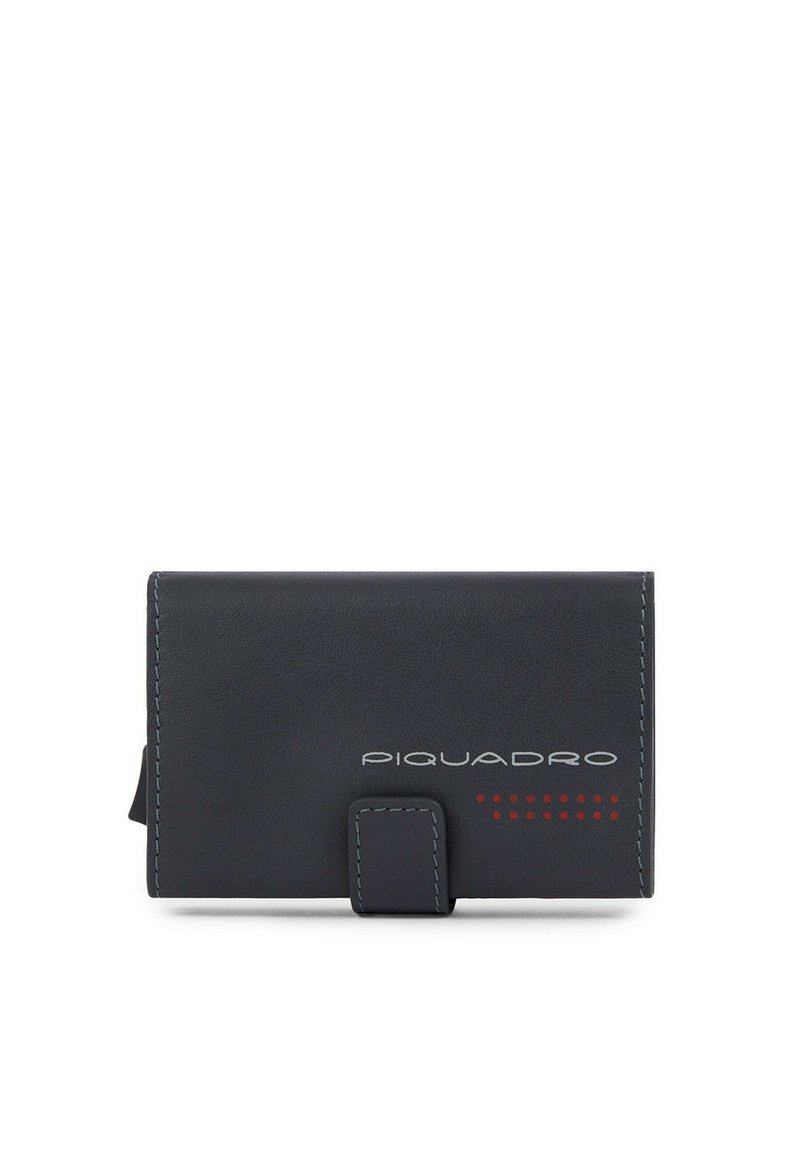 Marineblauwe leren portemonnee met een gestructureerde afwerking, voorzien van een sluiting met gesp, contrasterende stiksels en een zilveren logo met rode accenten.