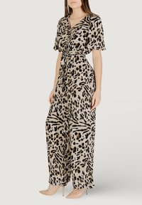 Mono de estampado de leopardo en tejido ligero; cuenta con mangas cortas, escote en V, cinturón en la cintura y perneras anchas; complementado con tacones nude.