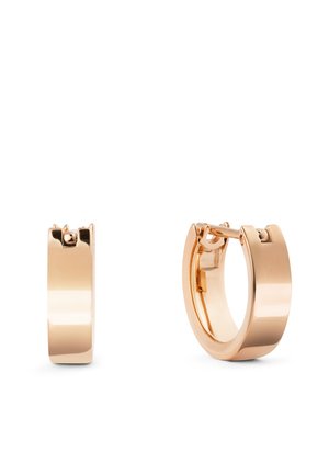 Pendientes de aro en oro rosa con un acabado liso y pulido y cierre con bisagra, mostrados desde ángulos frontal y lateral sobre un fondo blanco.