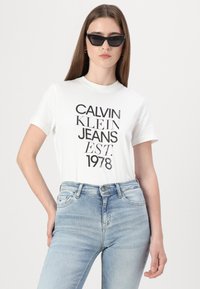 Tommy Jeans NORA - Kitsa lõikega teksad - denim light