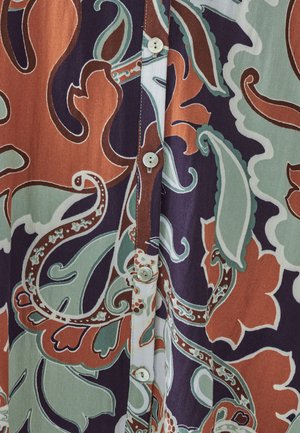 Daudzkrāsains, rakstains audums ar apvītiem ziedu rakstiem oranžā, teāla un jūras zila krāsā. Iekļautas pogas gar priekšējo sašūtu vīlni.