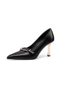 Scarpa nera in pelle con tacco alto e punta affusolata, dotata di una cintura decorativa con fibbia e un tacco in tonalità oro metallico.