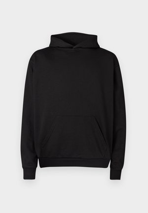 Fekete kapucnis, puha anyagból készült, elülső zsebbel, állítható húzózsinórral a kapucnin és bordás mandzsettákkal. Egyszerű és díszítetlen dizájn.