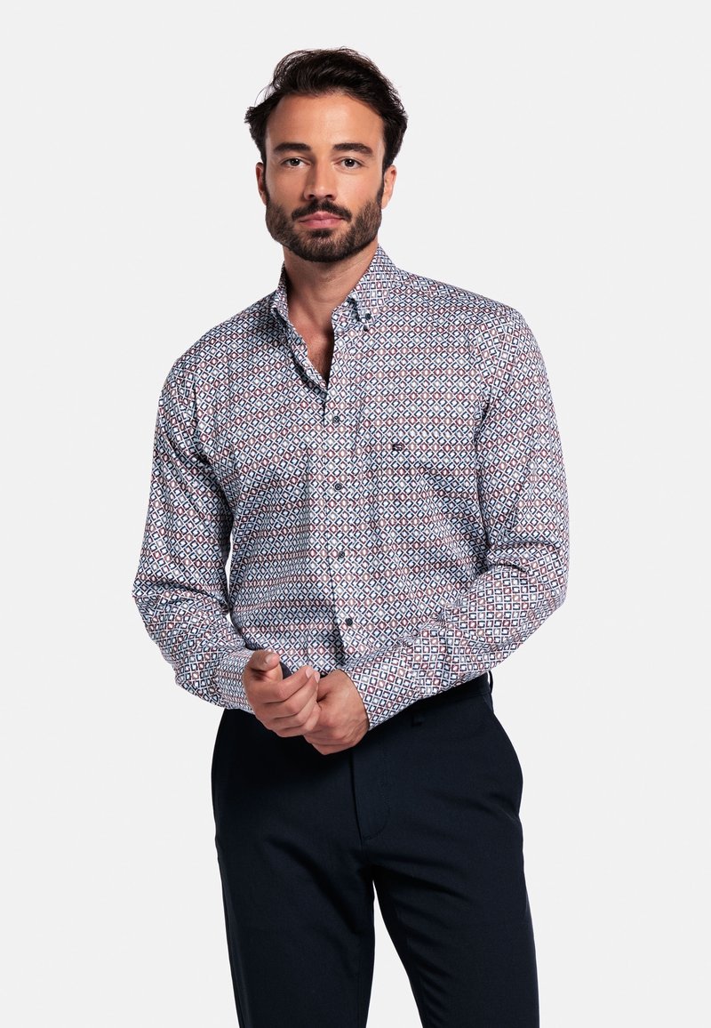 Overhemd met knoopsluiting, versierd met een geometrisch patroon van rode, blauwe en witte diamanten. Gemaakt van lichtgewicht stof met een gestructureerde kraag.