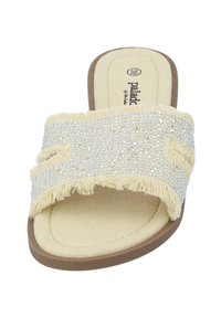Sandali aperti con fascia in tessuto beige sfrangiato decorata con strass trasparenti, montati su una suola in gomma. Parte superiore morbida e strutturata.