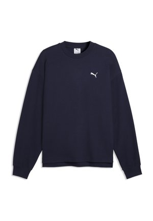 Granatowa bluza Puma z długim rękawem, okrągłym dekoltem i małym białym logo Puma na lewej piersi.