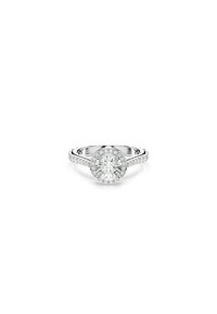 Runder Diamant-Verlobungsring mit einem zentralen Stein, umgeben von kleineren Akzentdiamanten, die in einem Band aus Weißmetall gefasst sind.