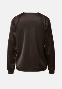 Braunes Langarmshirt, glatter Stoff, runder Ausschnitt, reguläre Passform, mit gerafften Details an den Schultern und enganliegenden Bündchen.