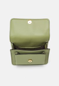 MICHAEL Michael Kors CLAIRE - Axelremsväska - light sage