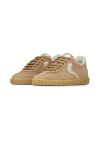 Sneakers in suede beige con dettagli crema, punta arrotondata, suola in gomma texturizzata e chiusura con lacci. Fodera morbida visibile all'interno della scarpa.