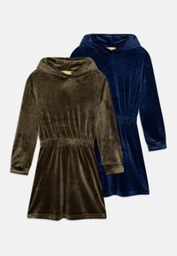 Twee capuchonjurken met lange mouwen van zacht velours; één olijfgroen en één marineblauw, met een elastische taille en een ontspannen pasvorm.