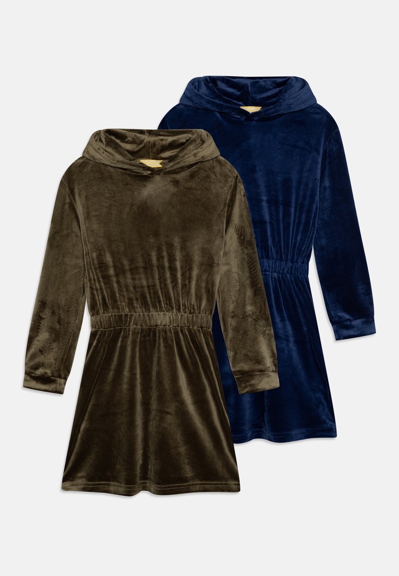 Twee capuchonjurken met lange mouwen van zacht velours; één olijfgroen en één marineblauw, met een elastische taille en een ontspannen pasvorm.