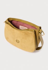 Mosterdgele suède tas met leren accenten, afgeronde vorm en ritssluiting. Het interieur heeft een roze voering en een logolabel.