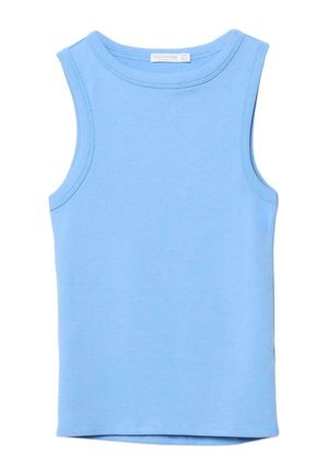 Canotta azzurra chiaro senza maniche in cotone con scollo rotondo e cuciture doppie, distesa su uno sfondo bianco.