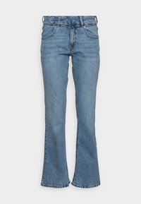 Jeans de mezclilla azul claro con cintura alta, bolsillos delanteros y extremos de pierna ligeramente acampanados sobre un fondo blanco puro.