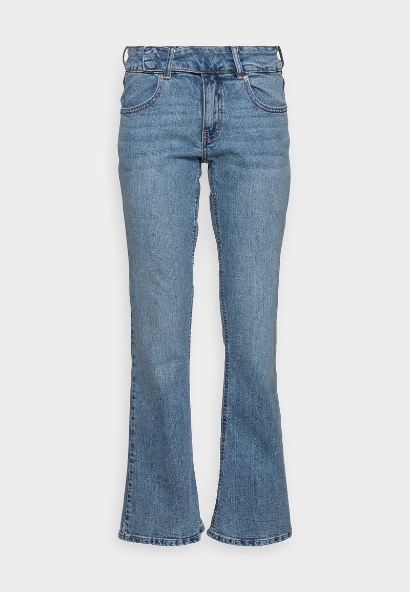 Jeans de mezclilla azul claro con cintura alta, bolsillos delanteros y extremos de pierna ligeramente acampanados sobre un fondo blanco puro.