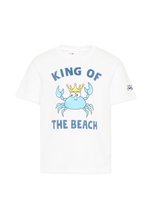 Biała koszulka z niebieskim kreskówkowym krabem w żółtej koronie oraz napisem "KRÓL PLAŻY" niebieskimi literami.