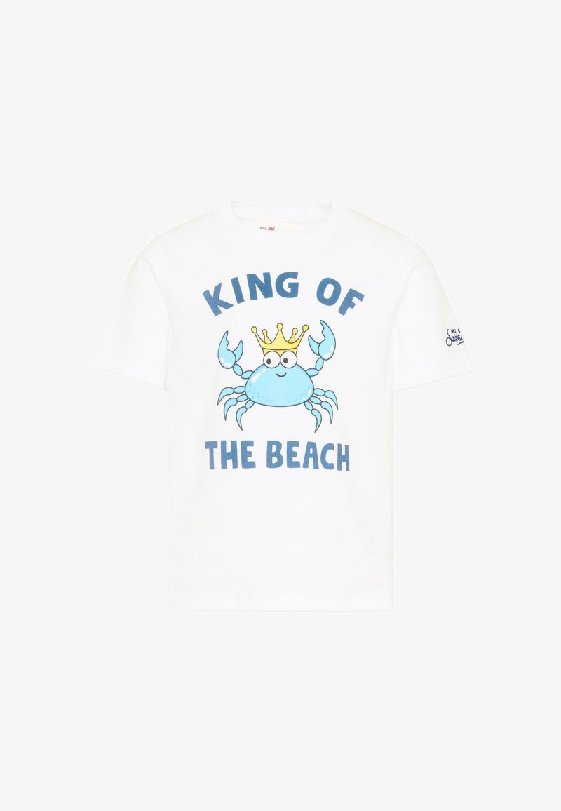 T-shirt blanc avec un crabe de dessin animé bleu portant une couronne jaune, et le texte "ROI DE LA PLAGE" en lettres bleues.