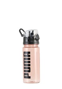 Botella de agua de plástico transparente en color rosa con una tapa negra de rosca, que cuenta con un pico abatible y un destacado logo negro de "PUMA".