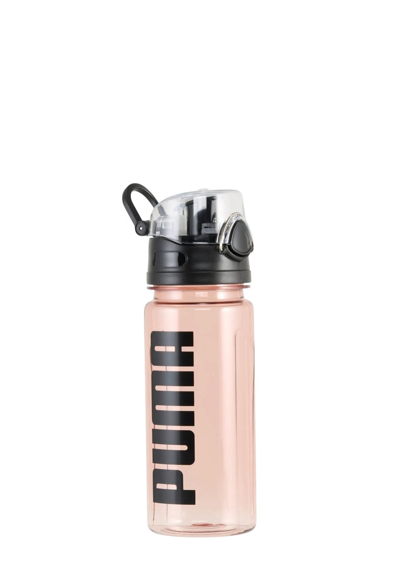 Botella de agua de plástico transparente en color rosa con una tapa negra de rosca, que cuenta con un pico abatible y un destacado logo negro de "PUMA".