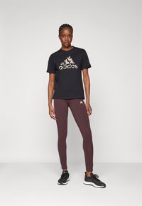 adidas Sportswear 3 STRIPES - Leggings - shadow brown