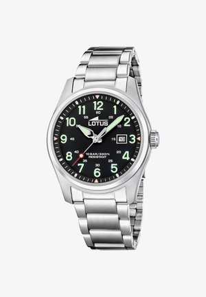 Orologio con cinturino in metallo argentato, quadrante nero, numeri arabi luminosi, finestra data alle 3 e marchio "Lotus", che segna le 9:09:36.