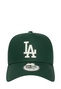 Grüne Baseballmütze aus Stoff mit einem weißen gestickten "LA"-Logo auf der Vorderseite. Mit gebogenem Schirm und verstellbarem Riemen hinten.